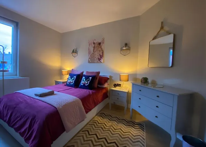 Lovely 3 Bed With Jacuzzi, Close To Airport, Driveway, Wifi