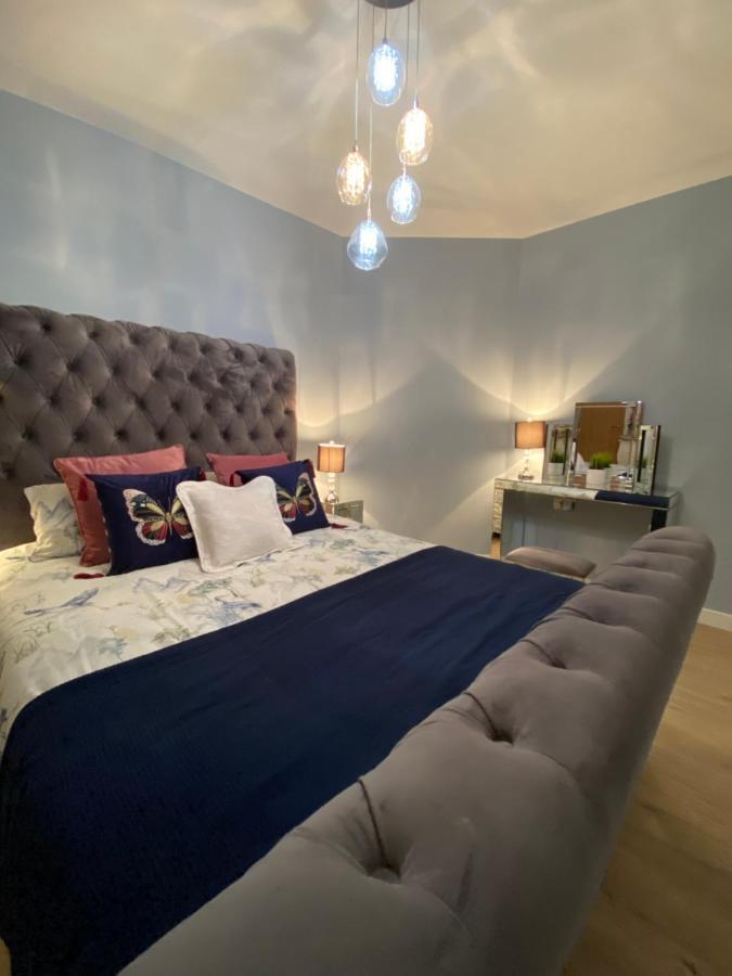 Lovely 3 Bed With Jacuzzi, Close To Airport, Driveway, Wifi Appartamento Edimburgo