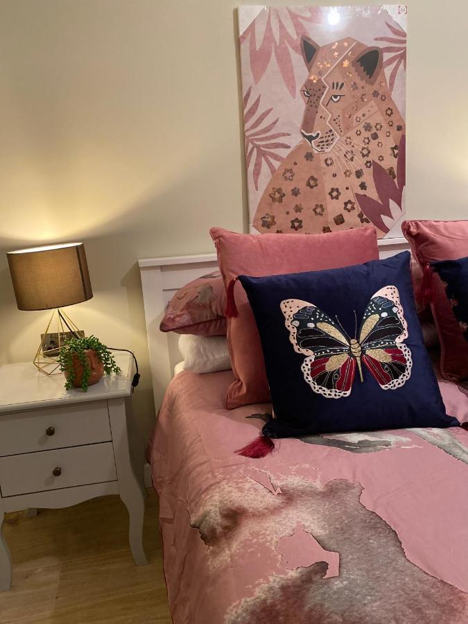 Appartement Lovely 3 Bed With Jacuzzi, Close To Airport, Driveway, Wifi *