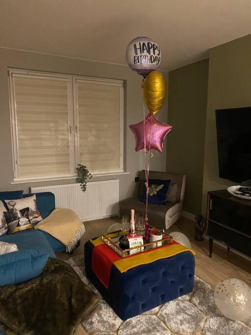 Lovely 3 Bed With Jacuzzi, Close To Airport, Driveway, Wifi Edimburgo