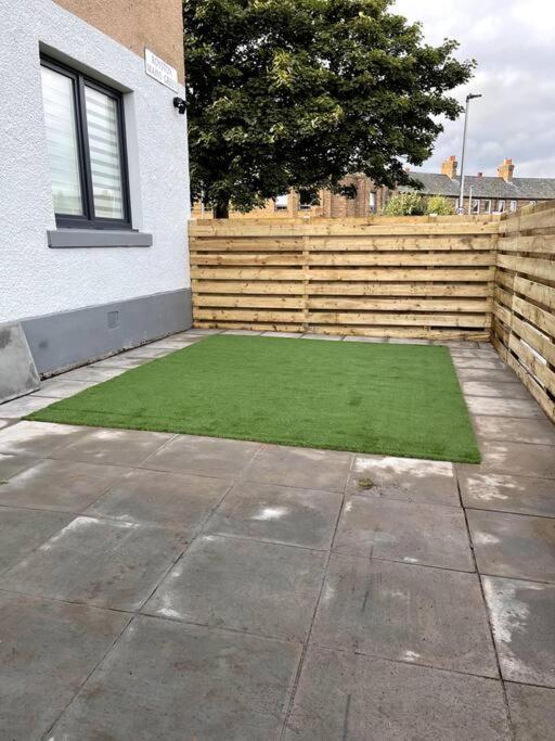 Lovely 3 Bed With Jacuzzi, Close To Airport, Driveway, Wifi Appartement
