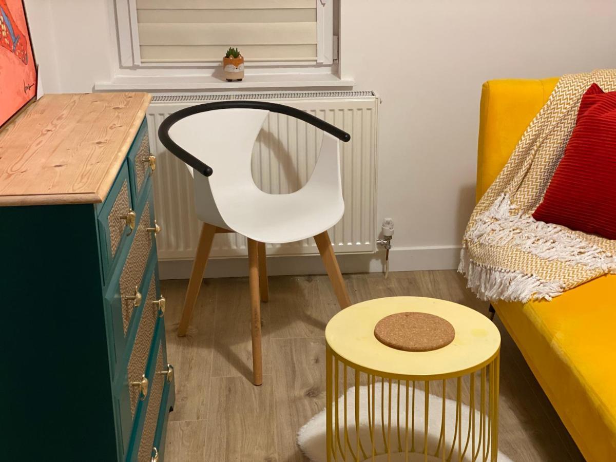 Lovely 3 Bed With Jacuzzi, Close To Airport, Driveway, Wifi Appartement *