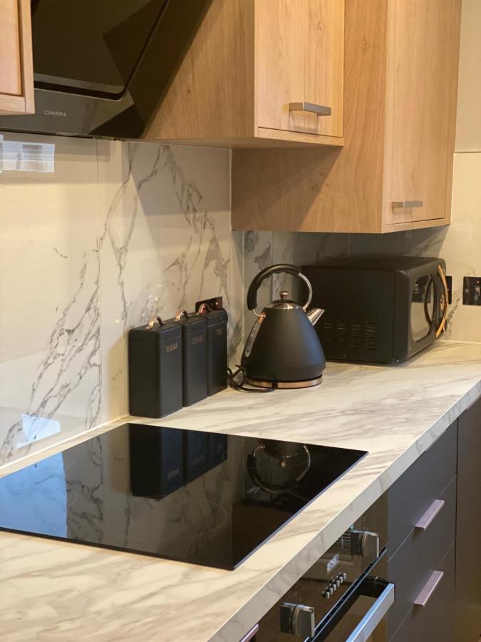 Appartamento Lovely 3 Bed With Jacuzzi, Close To Airport, Driveway, Wifi