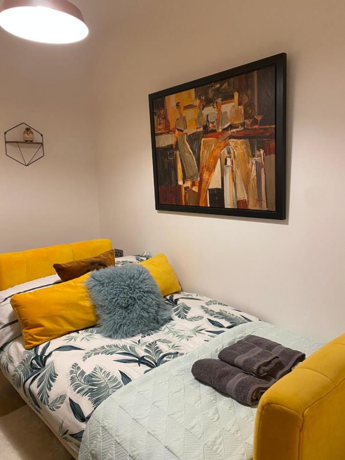 Appartamento Lovely 3 Bed With Jacuzzi, Close To Airport, Driveway, Wifi Edimburgo