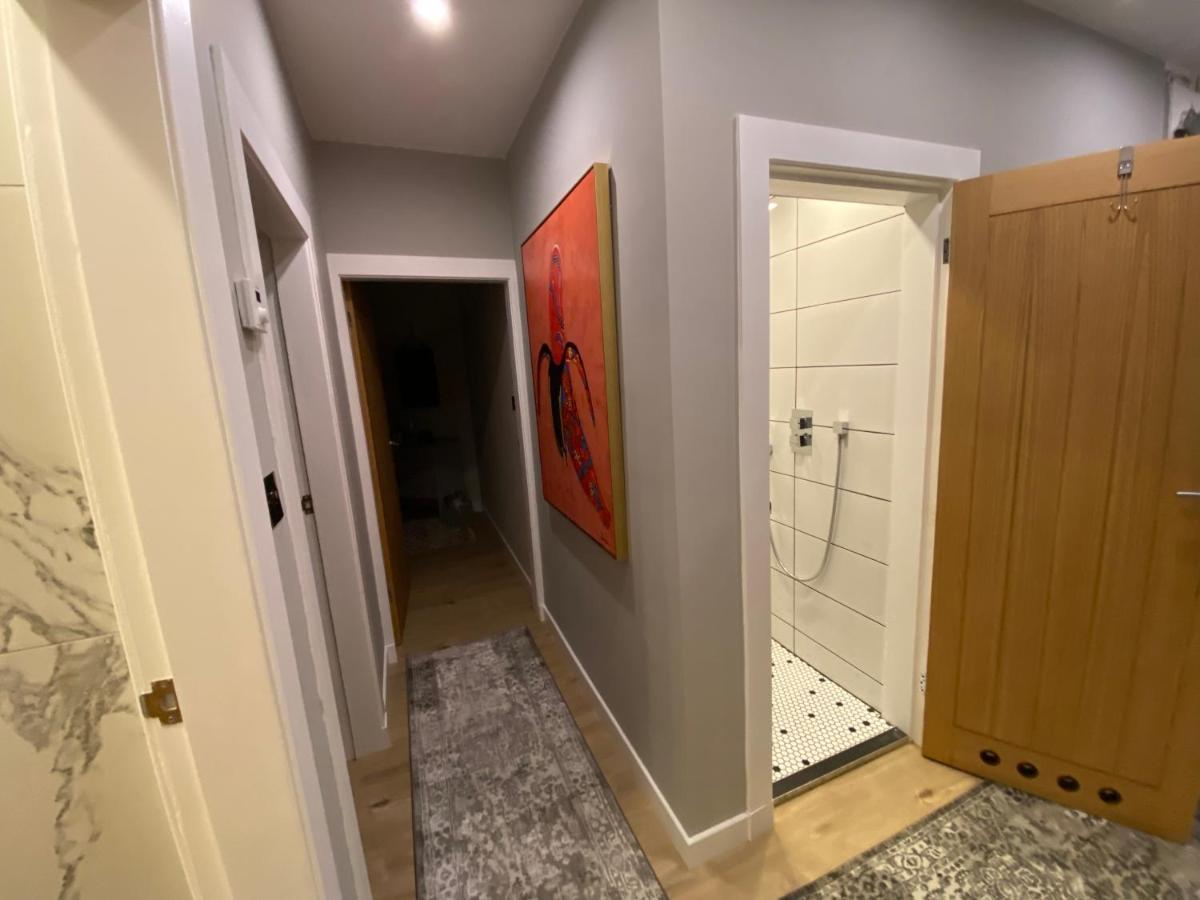 Lovely 3 Bed With Jacuzzi, Close To Airport, Driveway, Wifi Appartamento