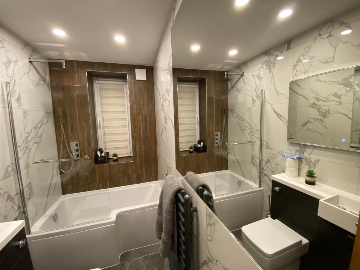 Lovely 3 Bed With Jacuzzi, Close To Airport, Driveway, Wifi * Edimburgo