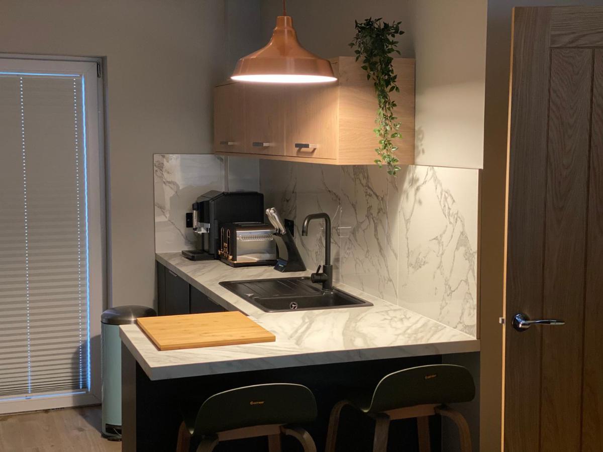 Lovely 3 Bed With Jacuzzi, Close To Airport, Driveway, Wifi Appartamento Edimburgo