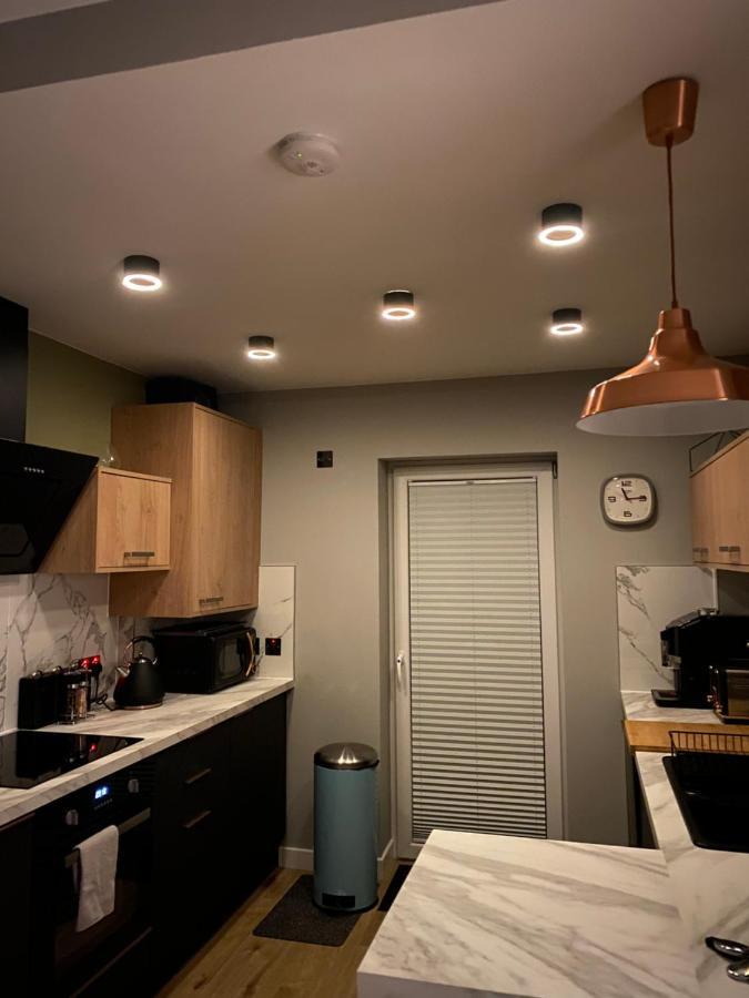 Appartement Lovely 3 Bed With Jacuzzi, Close To Airport, Driveway, Wifi *