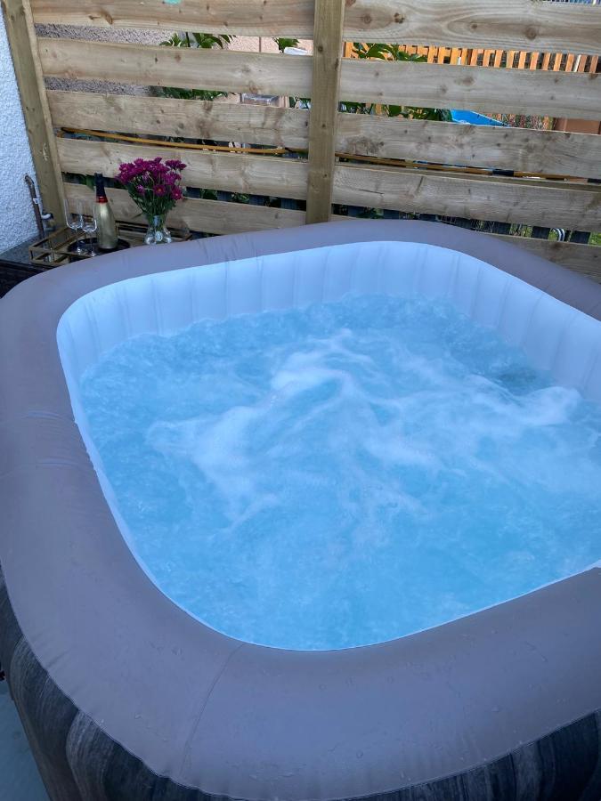 Lovely 3 Bed With Jacuzzi, Close To Airport, Driveway, Wifi Edimburgo