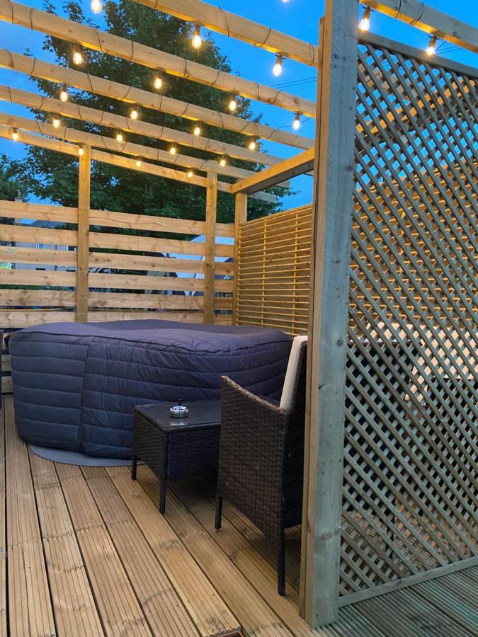 Lovely 3 Bed With Jacuzzi, Close To Airport, Driveway, Wifi Appartamento